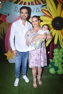 Esha Deol and Bharat Takhtani with Miraya Takhtani!