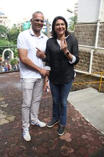 Aamir-Kiran, Riteish-Genelia, Madhuri-Lara-Kunal Khemu Cast their Precious vote!