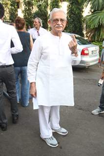 Aamir-Kiran, Riteish-Genelia, Madhuri-Lara-Kunal Khemu Cast their Precious vote!