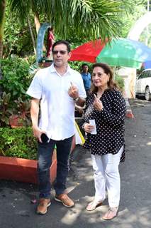 Aamir-Kiran, Riteish-Genelia, Madhuri-Lara-Kunal Khemu Cast their Precious vote!