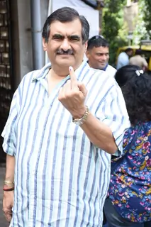 Aamir-Kiran, Riteish-Genelia, Madhuri-Lara-Kunal Khemu Cast their Precious vote!