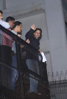 Shah Rukh Khan meets his fans on his birthday!