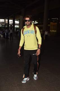 Maniesh Paul papped at the airport