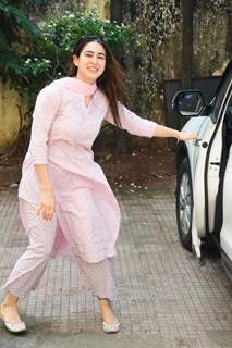 Sara Ali Khan papped around the town!