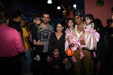 Jay Bhanushali and Mahhi Vij with Karanvir Bohra and his twin daughters, Bella and Vienna