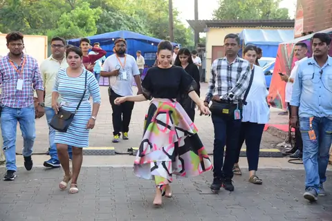 Karisma Kapoor on the sets of Movie Masti with Maniesh Paul