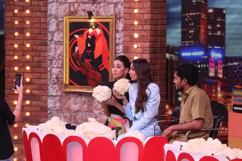 Karisma Kapoor and Malaika Arora on the sets of Movie Masti with Maniesh Paul