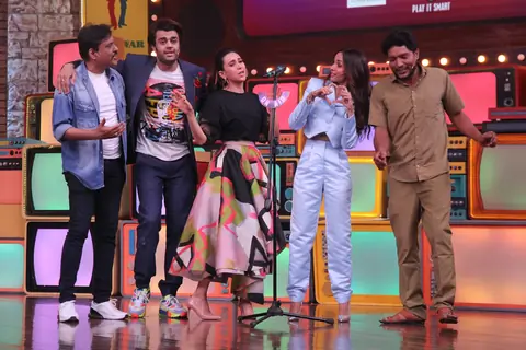 Karisma Kapoor and Malaika Arora on the sets of Movie Masti with Maniesh Paul