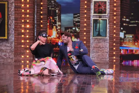 Karisma Kapoor on the sets of Movie Masti with Maniesh Paul