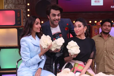 Karisma Kapoor and Malaika Arora on the sets of Movie Masti with Maniesh Paul