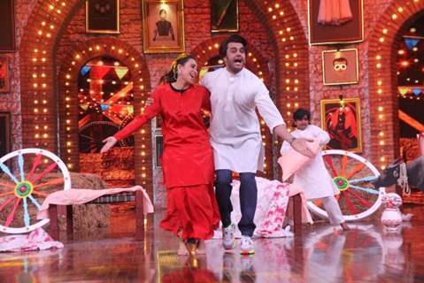 Karisma Kapoor on the sets of Movie Masti with Maniesh Paul