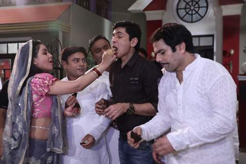 Aasif Sheikh celebrates his Birthday on the sets.