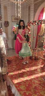 Tunisha playing with kids on the sets of Ishq Subhan Allah 