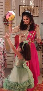 Tunisha playing with kids on the sets of Ishq Subhan Allah 