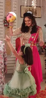 Tunisha playing with kids on the sets of Ishq Subhan Allah 