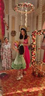 Tunisha playing with kids on the sets of Ishq Subhan Allah 