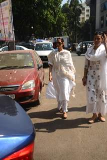 Bollywood Celebrities attend Manish Malhotra's Father's funeral