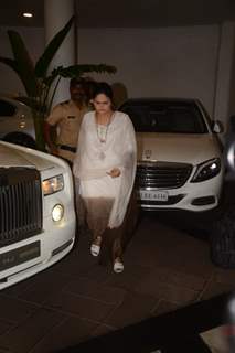 Bollywood celebs bid adieu to Manish Malhotra's father!