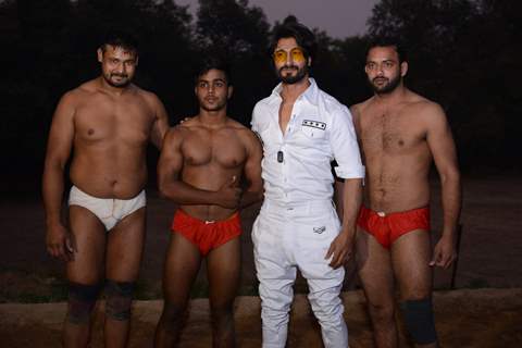 Vidyut Jammwal snapped with wrestlers at Chandgiram Akhara Civil Line in New Delhi during the promotions of Commando 3