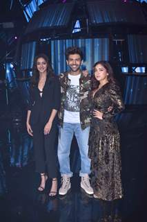Ananya Panday, Kartik Aaryan and Bhumi Pednekar promote Pati Patni Aur Woh on the sets of Indian Idol!