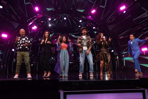 Kartik Aaryan,Bhumi Pednekar, Ananya Pandey, Neha Kakkar, Vishal Dadlani and Aditya Narayan on the sets of Indian Idol Season 11