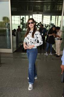 Zareen Khan papped at the airport