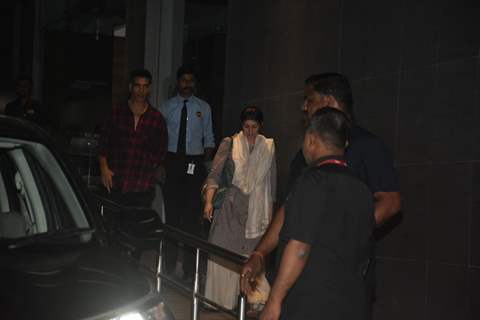 Akshay Kumar and Twinkle Khanna papped outside a hospital