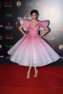 Amyra Dastur papped at the Red Carpet of Filmfare Glamour and Style Awards 2019