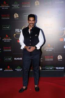 Angad Bedi papped at the Red Carpet of Filmfare Glamour and Style Awards 2019