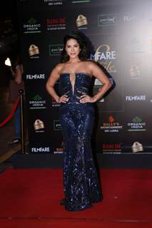 Sunny Leone papped at the Red Carpet of Filmfare Glamour and Style Awards 2019