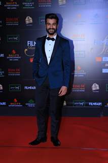 Sunny Kaushal papped at the Red Carpet of Filmfare Glamour and Style Awards 2019