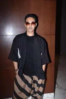 Mozez Singh poses for paparazzi after interviews!