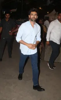Kartik Aaryan snapped outside Siddhi Vinayak temple