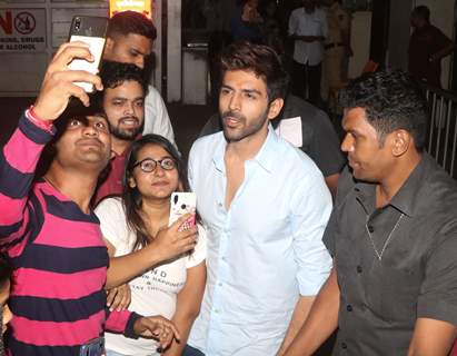 Kartik Aaryan snapped outside Siddhi Vinayak temple