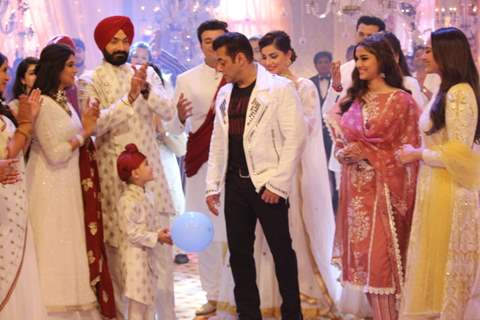 Salman Khan on the sets of Vidya and Choti Saardaarni