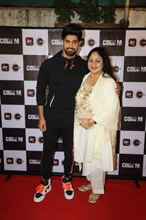 Tanuj Virwani with his mom Rati Agnihotri