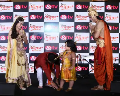Manoj Tiwari seeks belssings from Bal Hanuman at the conference of Kahat Hanuman Jai Shri Ram 
