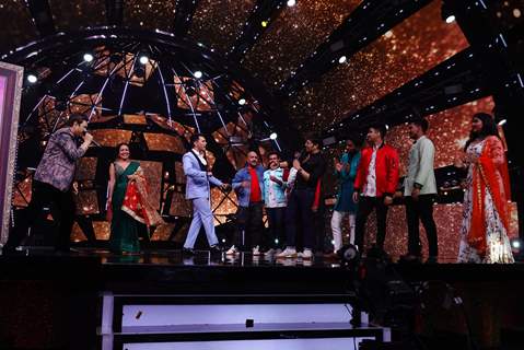 Kumar sanu with neha, Aditya, Vishal Dadlani and Himesh Reshammiya and the contestants of Indian idol