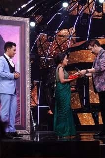 Kumar Sanu gifting Chunri to Neha on Indian Idol 11