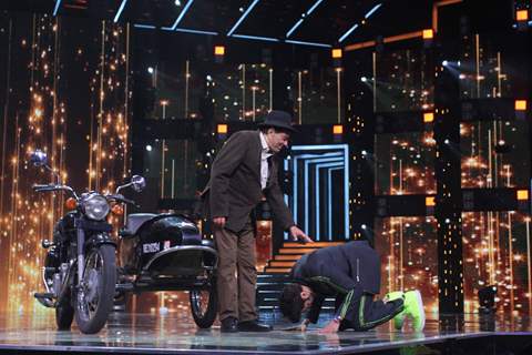 Maniesh Paul recreating Jai Veeru scene with Dharmendra on the sets of Sa Re Ga Ma Pa Li'l Champs Inbox