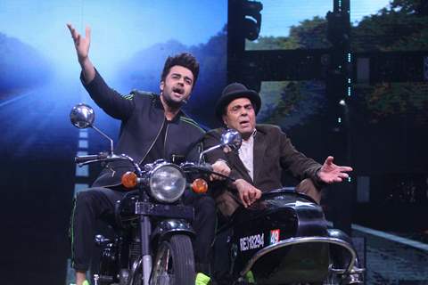 Maniesh Paul recreating Jai Veeru scene with Dharmendra on the sets of Sa Re Ga Ma Pa Li'l Champs Inbox