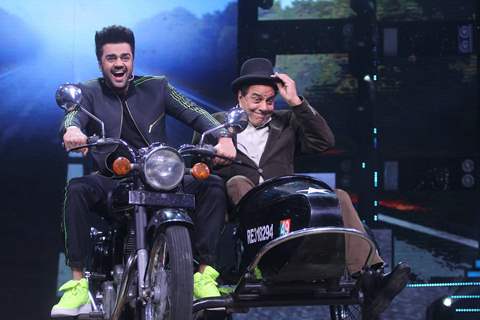 Maniesh Paul recreating Jai Veeru scene with Dharmendra on the sets of Sa Re Ga Ma Pa Li'l Champs Inbox