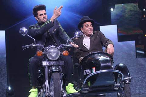 Maniesh Paul recreating Jai Veeru scene with Dharmendra on the sets of Sa Re Ga Ma Pa Li'l Champs Inbox