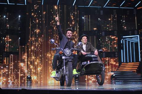 Maniesh Paul recreating Jai Veeru scene with Dharmendra on the sets of Sa Re Ga Ma Pa Li'l Champs Inbox