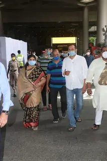 Sushant Singh Rajput's Father along with his Family arrive at Mumbai from Patna! 