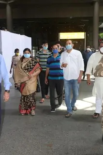 Sushant Singh Rajput's Father along with his Family arrive at Mumbai from Patna! 