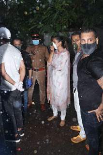 Sushant Singh Rajput's Funeral Pictures: Friends and Family arrive for last rites ceremony!