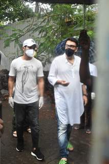 Sushant Singh Rajput's Funeral Pictures: Friends and Family arrive for last rites ceremony!