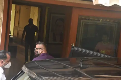 Sanjay Dutt returns home from hospital!