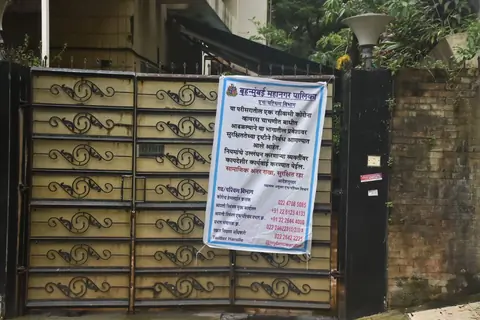 Sanjay Dutt returns home from hospital!